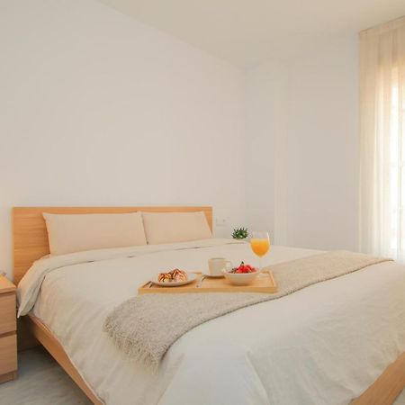 Modern Apt - Luxe Queen Bed - Walk To Isla Magica Севилья Экстерьер фото