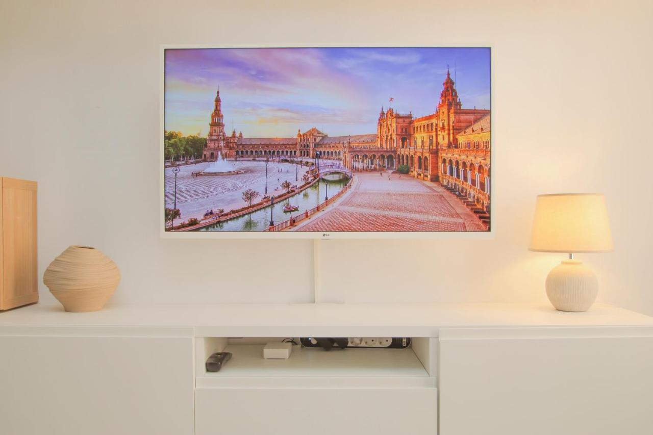 Modern Apt - Luxe Queen Bed - Walk To Isla Magica Севилья Экстерьер фото
