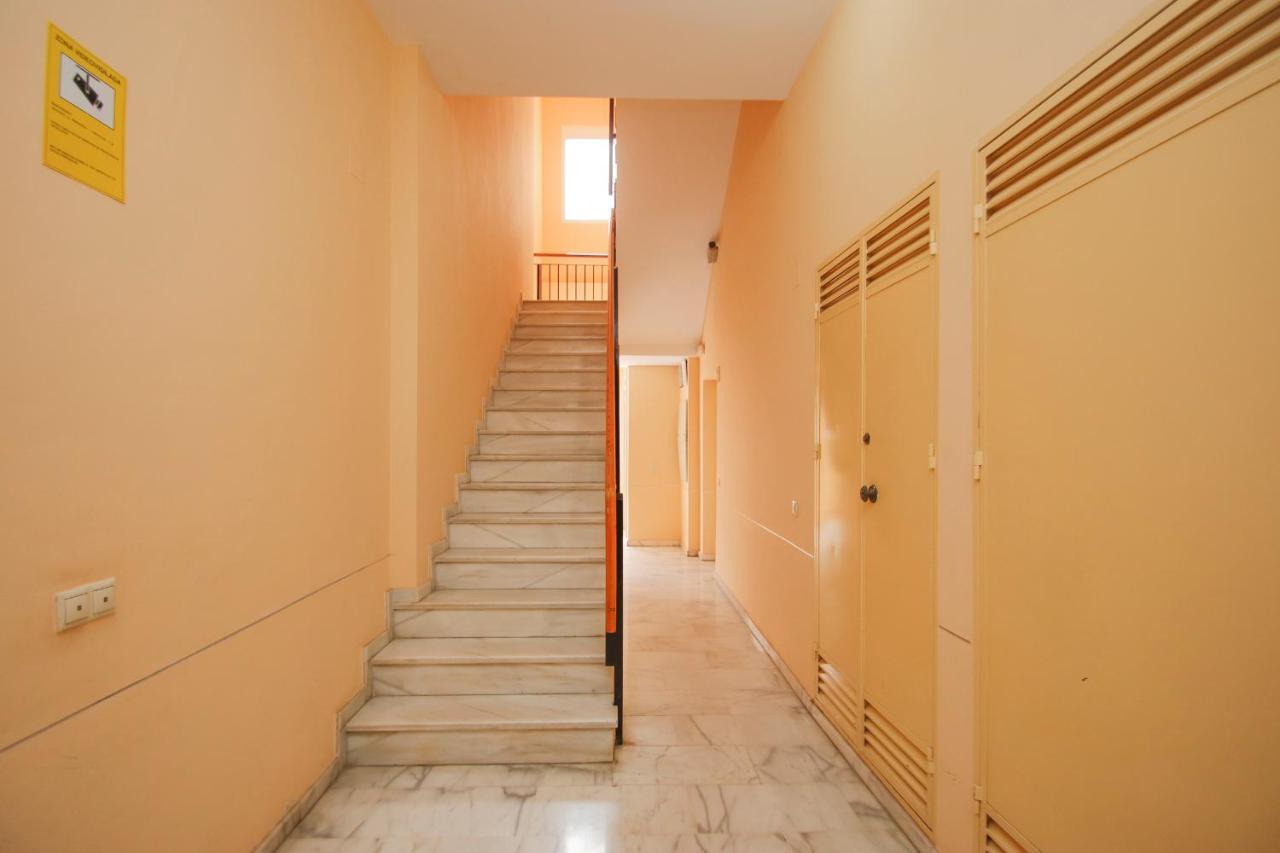 Modern Apt - Luxe Queen Bed - Walk To Isla Magica Севилья Экстерьер фото
